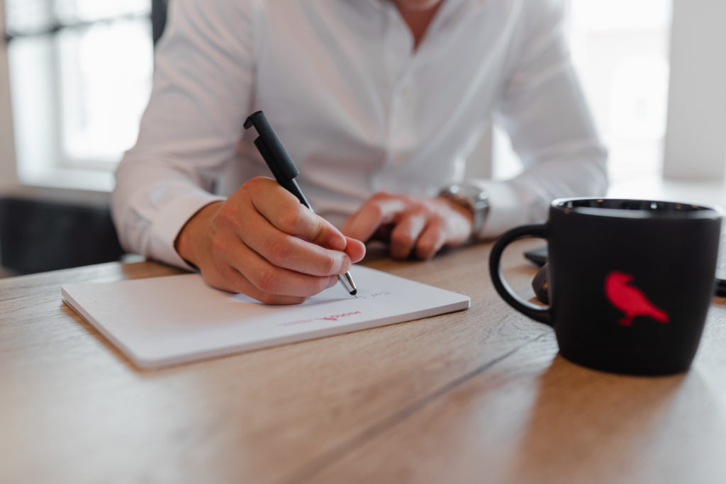 Werknemer die aantekeningen maakt op Kiota kladblok