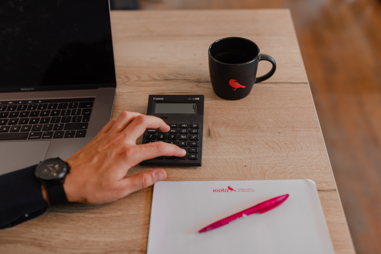 Rekenmachine bij Kiota op kantoor met Kiota merchandise